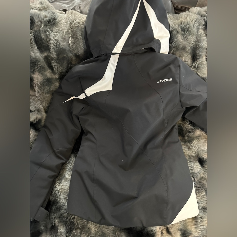Excellent condition Spyder Ski Jacket. Barely used. Women’s size 2-4.
